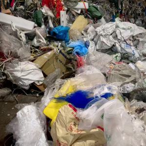 出售纸皮打包厂的pe 胶纸和少量编织袋废料，可炼油