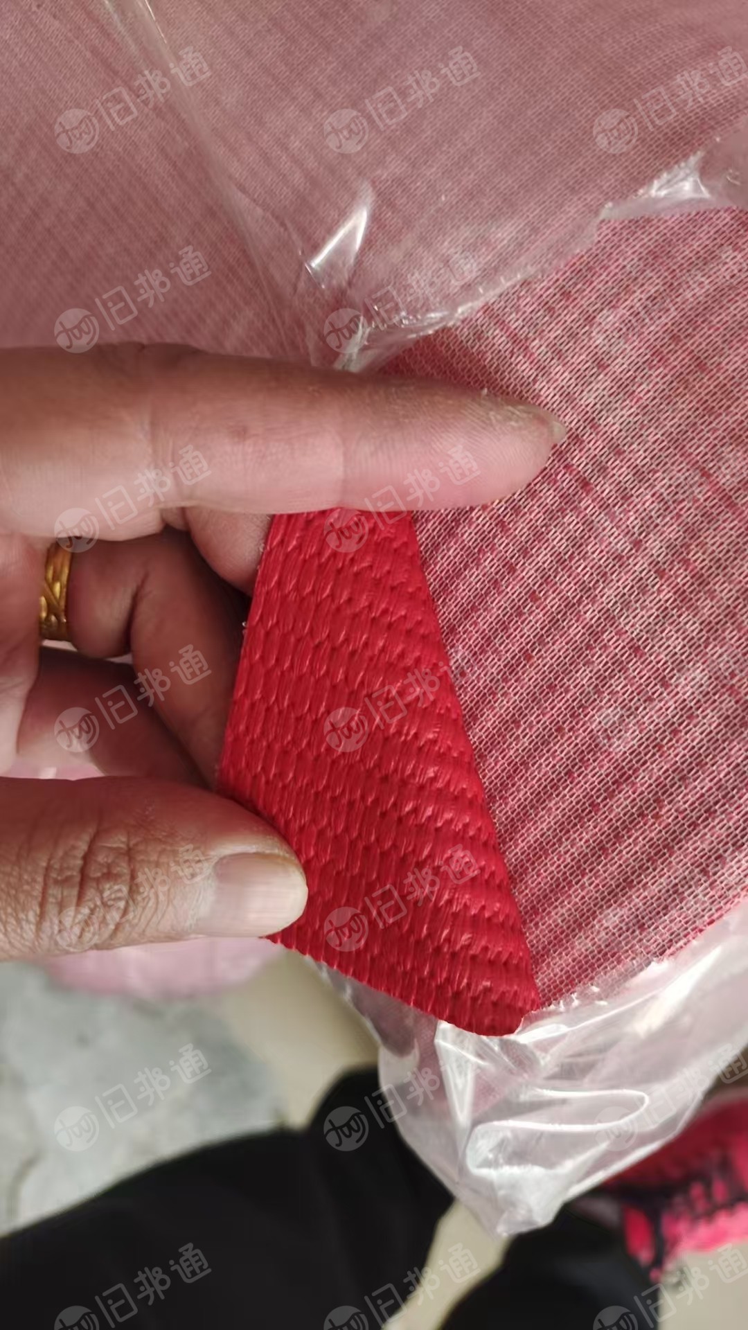 全国长期大量回收大红PVC皮革枣红PVC皮革，网底、鱼鳞底、毛底都行，看货给价，要的量大，欢迎来电！