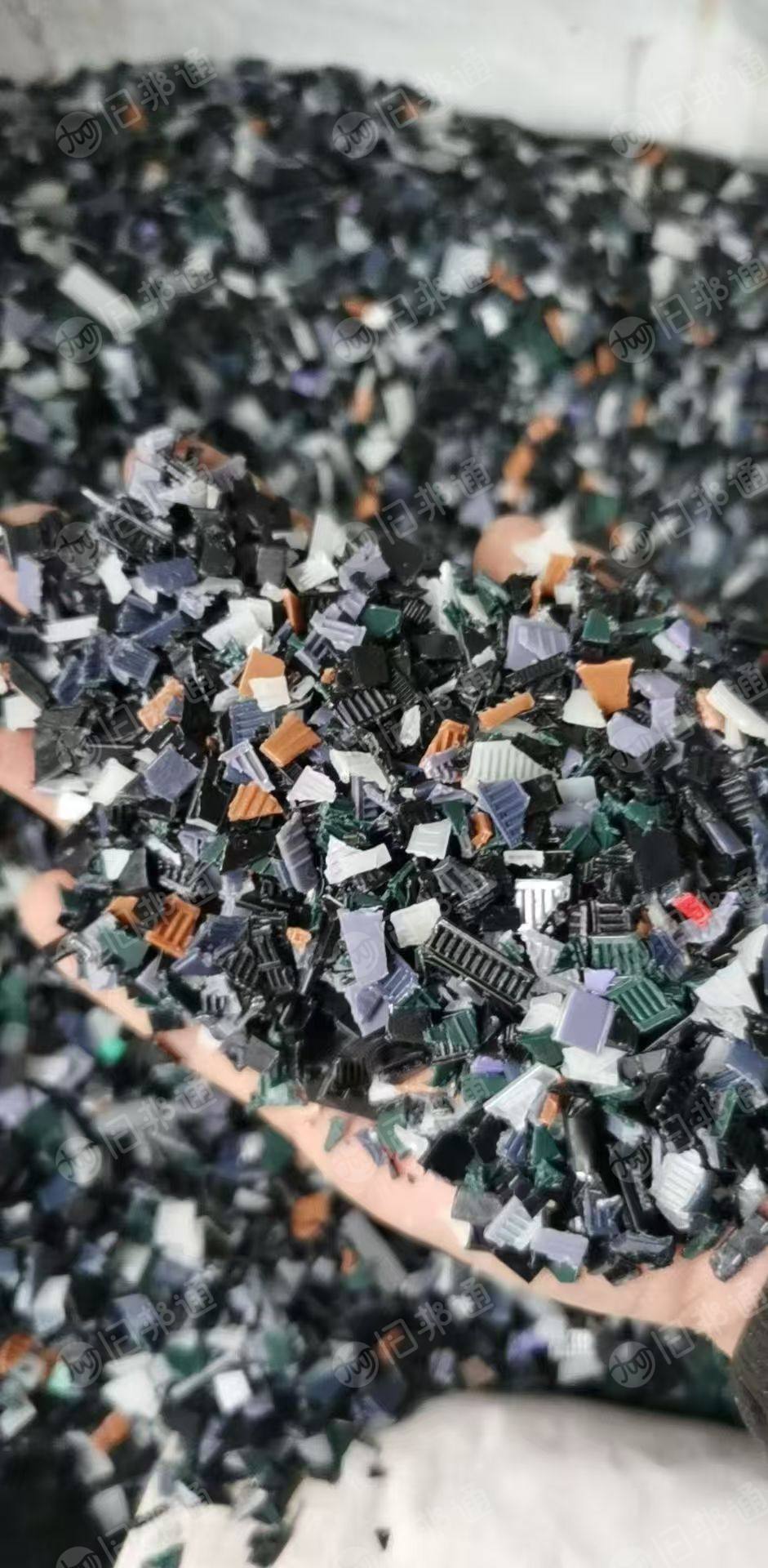 长期出售尼龙扎带破碎料，杂色的，现货20吨左右