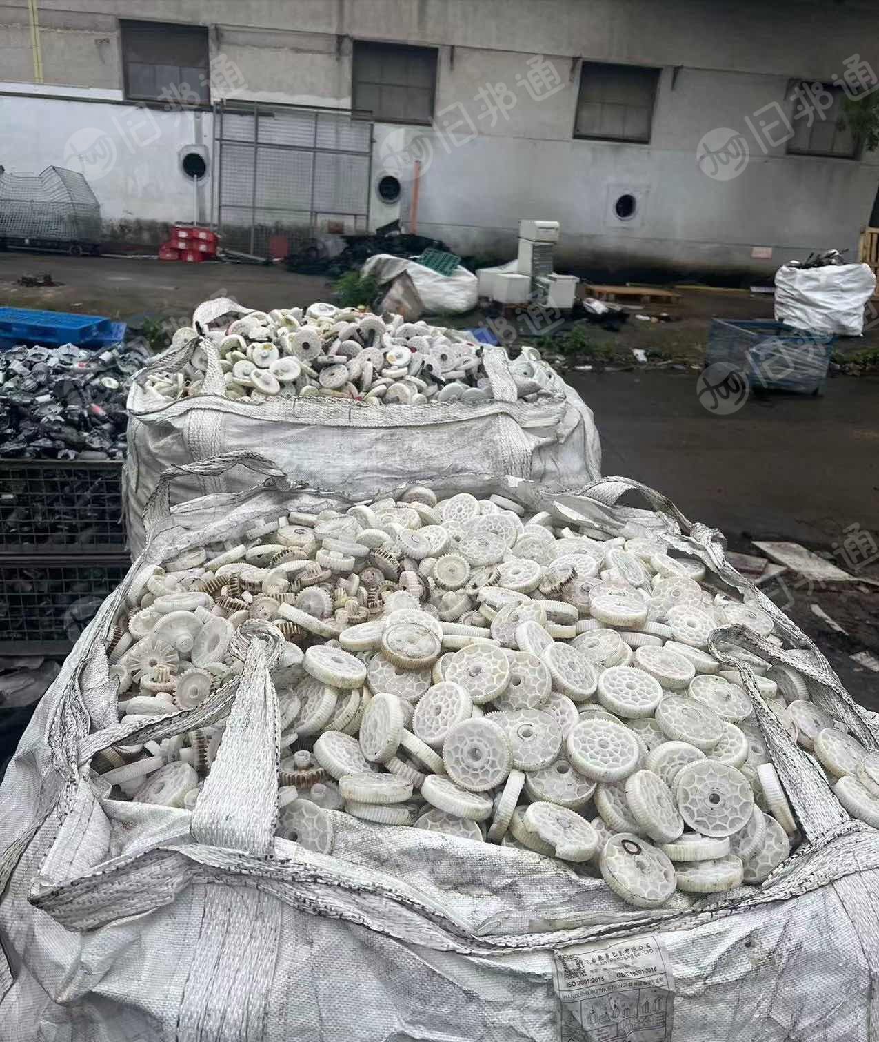 出售pom齿轮废料,带铁和不带铁的都有,现货十几吨