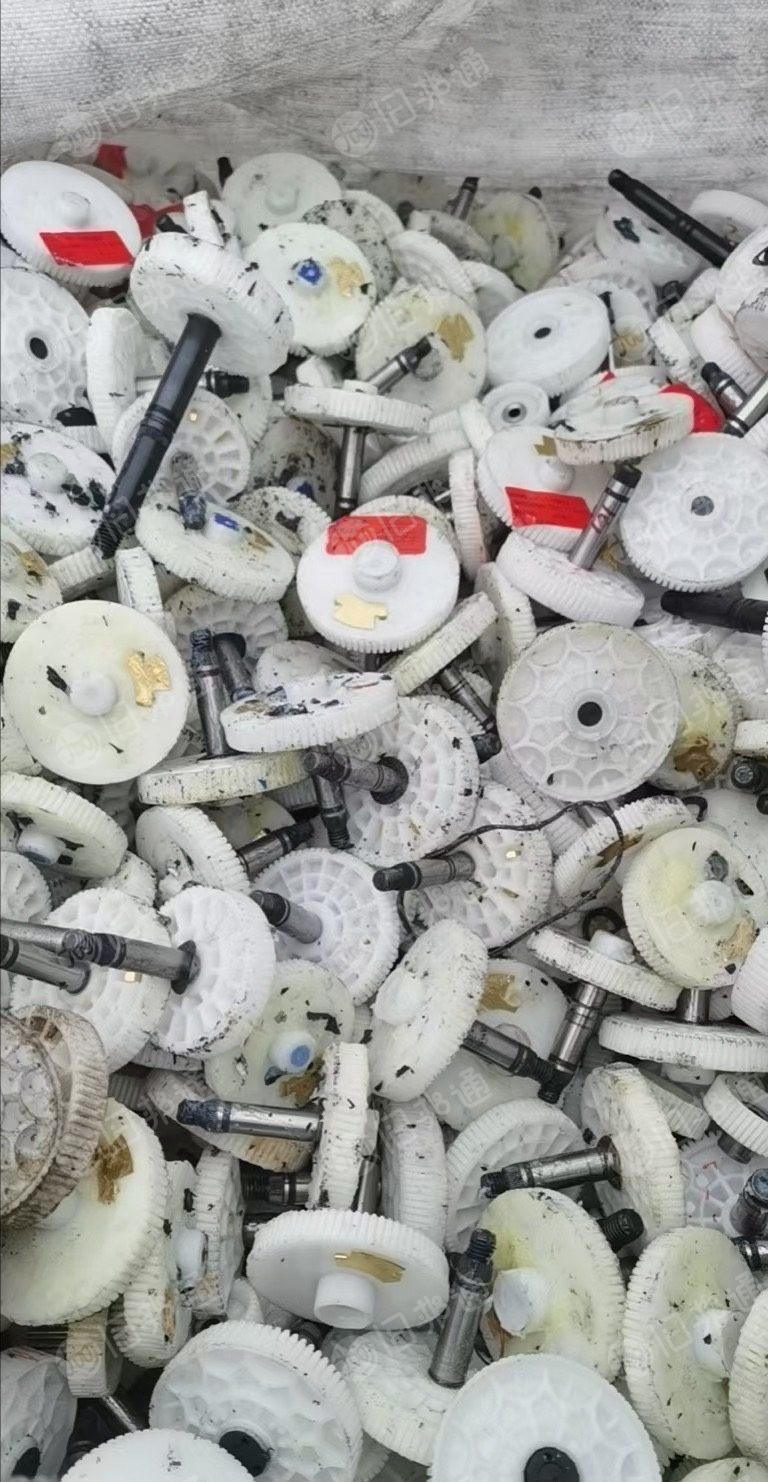 出售pom齿轮废料，带铁和不带铁的都有，现货十几吨