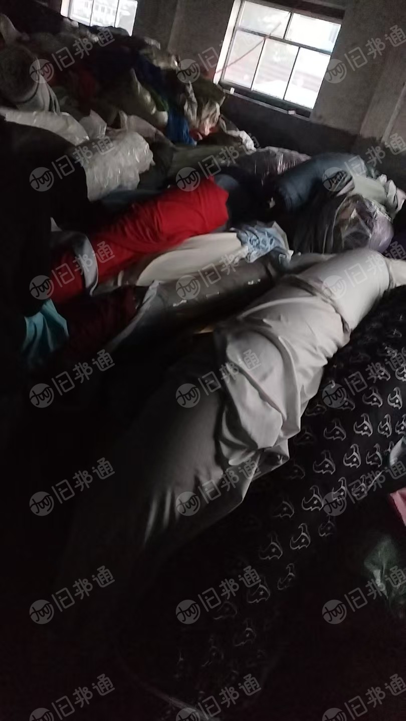 长期出售服装厂下来的库存服装布，库存布，处理布，主要只做T恤面料，针织梭织都有，现货有三四十吨