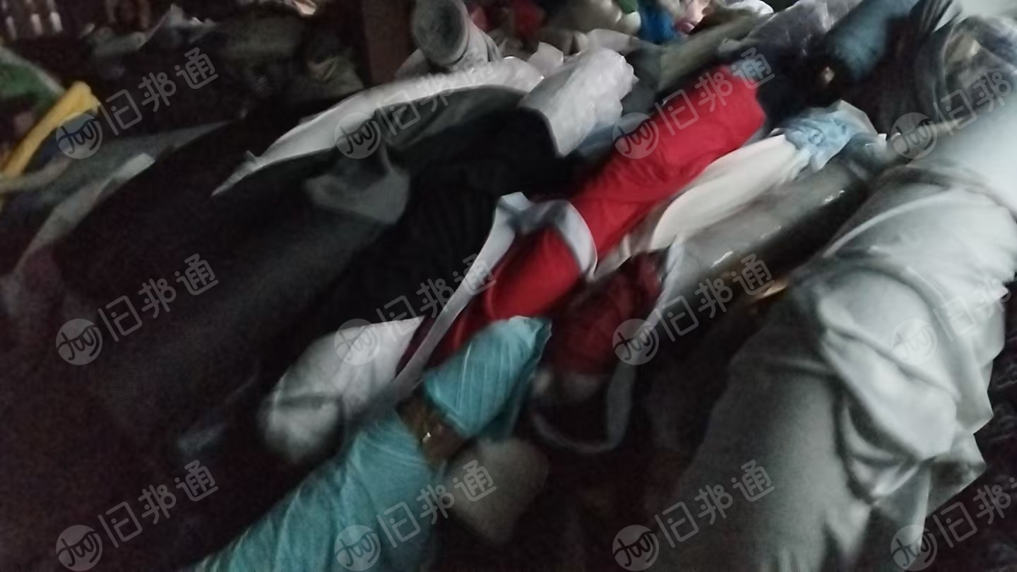 长期出售服装厂下来的库存服装布，库存布，处理布，主要只做T恤面料，针织梭织都有，现货有三四十吨