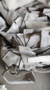 长期出售涤纶汽车内饰料，黑色浅灰色，黑色每个月30吨，浅灰色40吨，货在江苏徐州