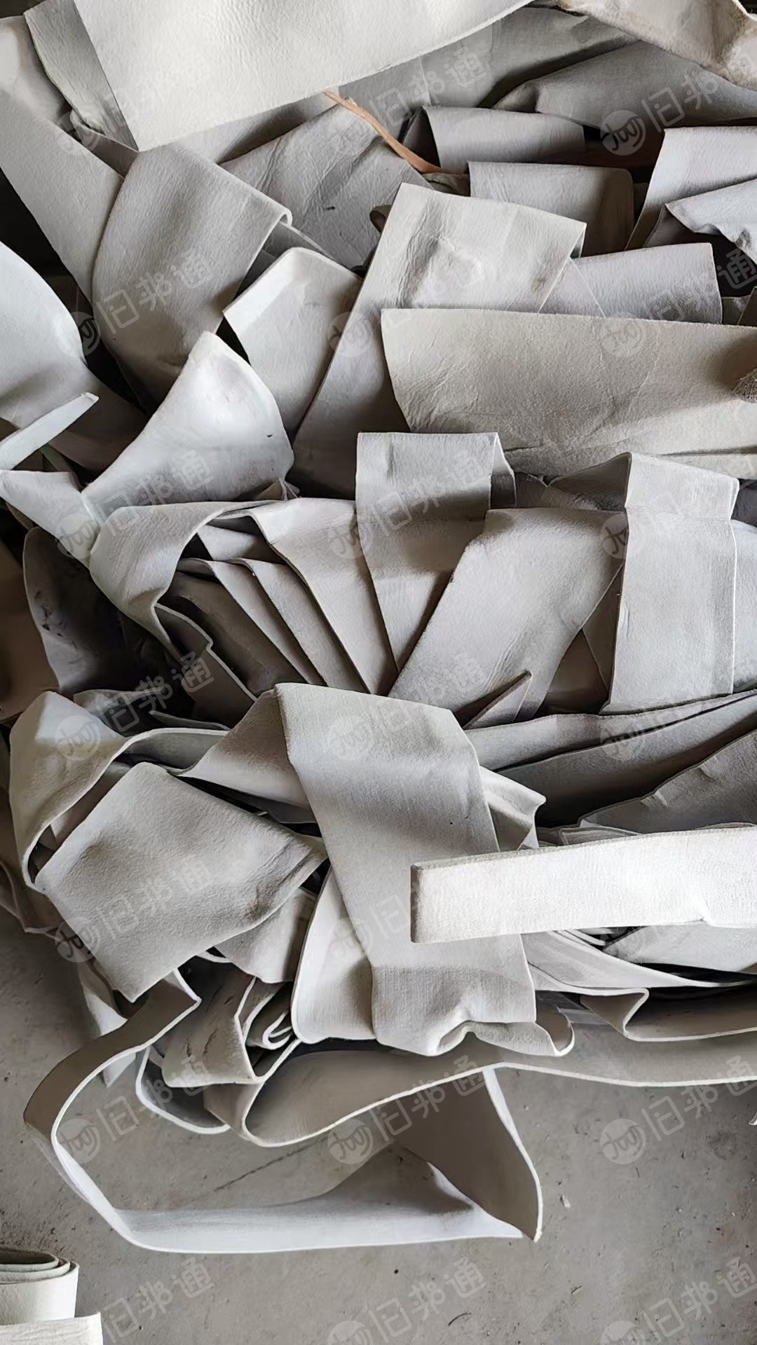 长期出售涤纶汽车内饰料，黑色浅灰色，黑色每个月30吨，浅灰色40吨，货在江苏徐州