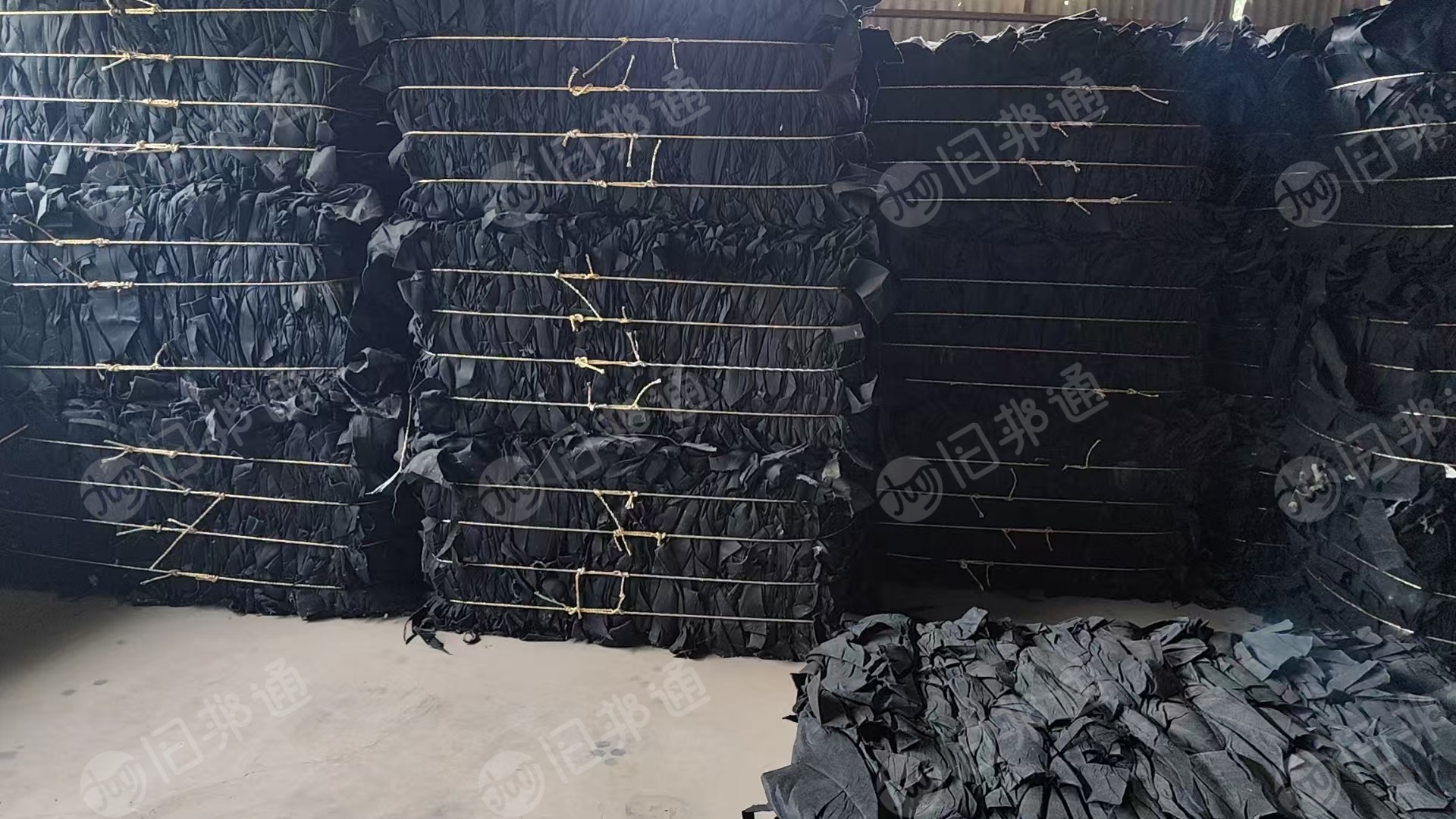 长期出售涤纶汽车内饰料，黑色浅灰色，黑色每个月30吨，浅灰色40吨，货在江苏徐州