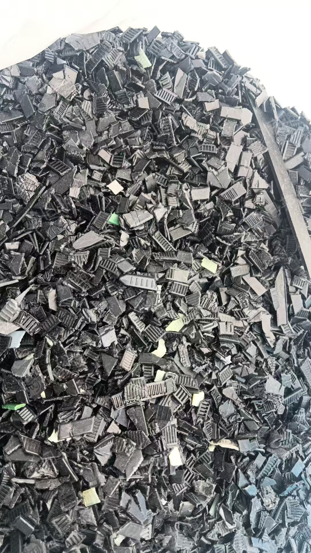 长期出售黑色尼龙扎带破碎料，单六双六都有，货在山东菏泽