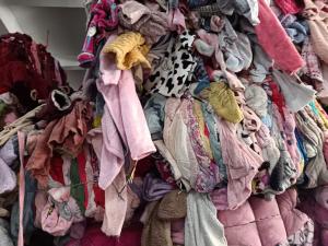 出售剪好的涤纶睡衣统货，毛绒睡衣，可以做泡料或者切片，现货有一两百吨，货在广东揭阳