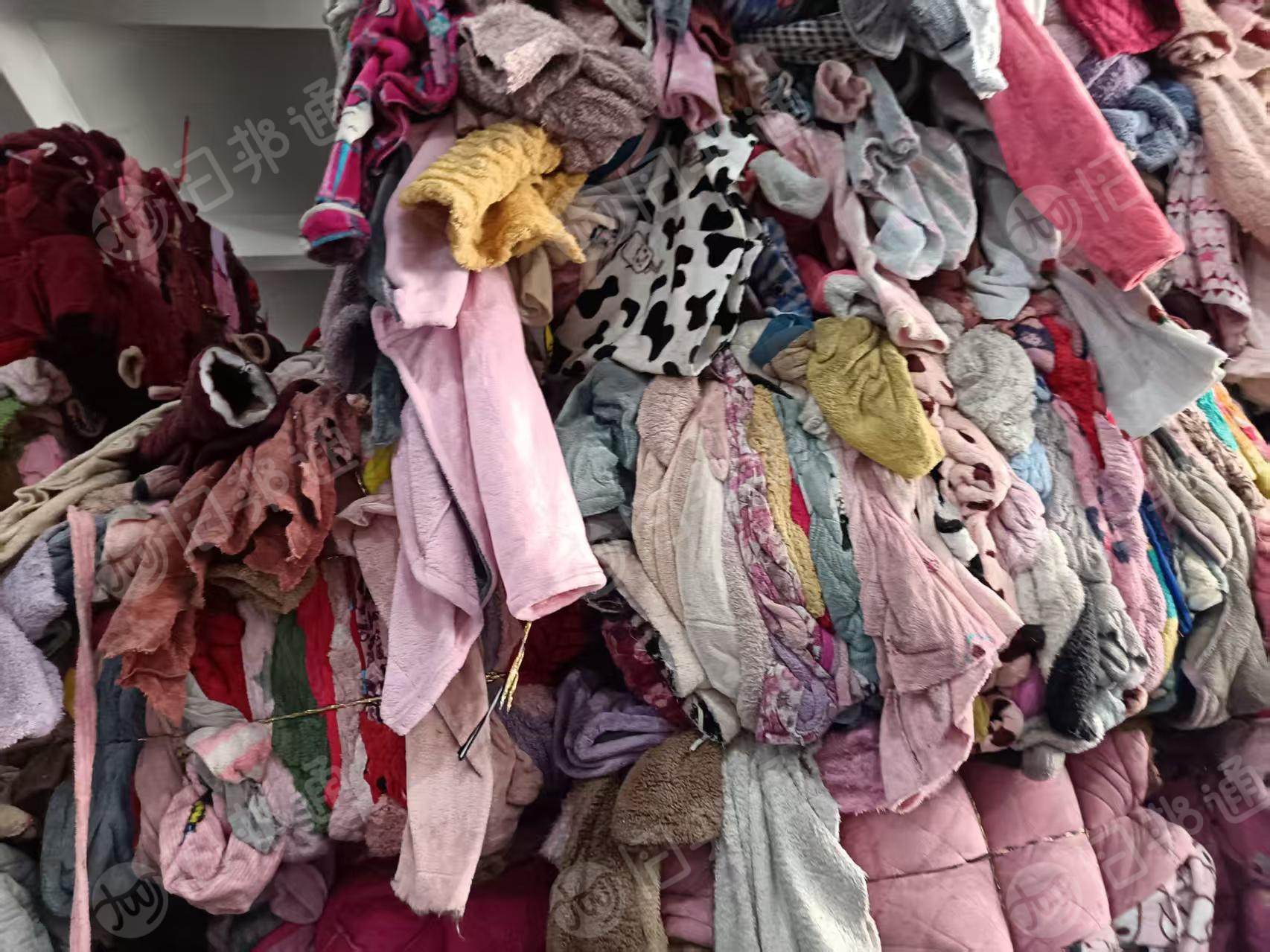 出售剪好的涤纶睡衣统货，毛绒睡衣，可以做泡料或者切片，现货有一两百吨，货在广东揭阳