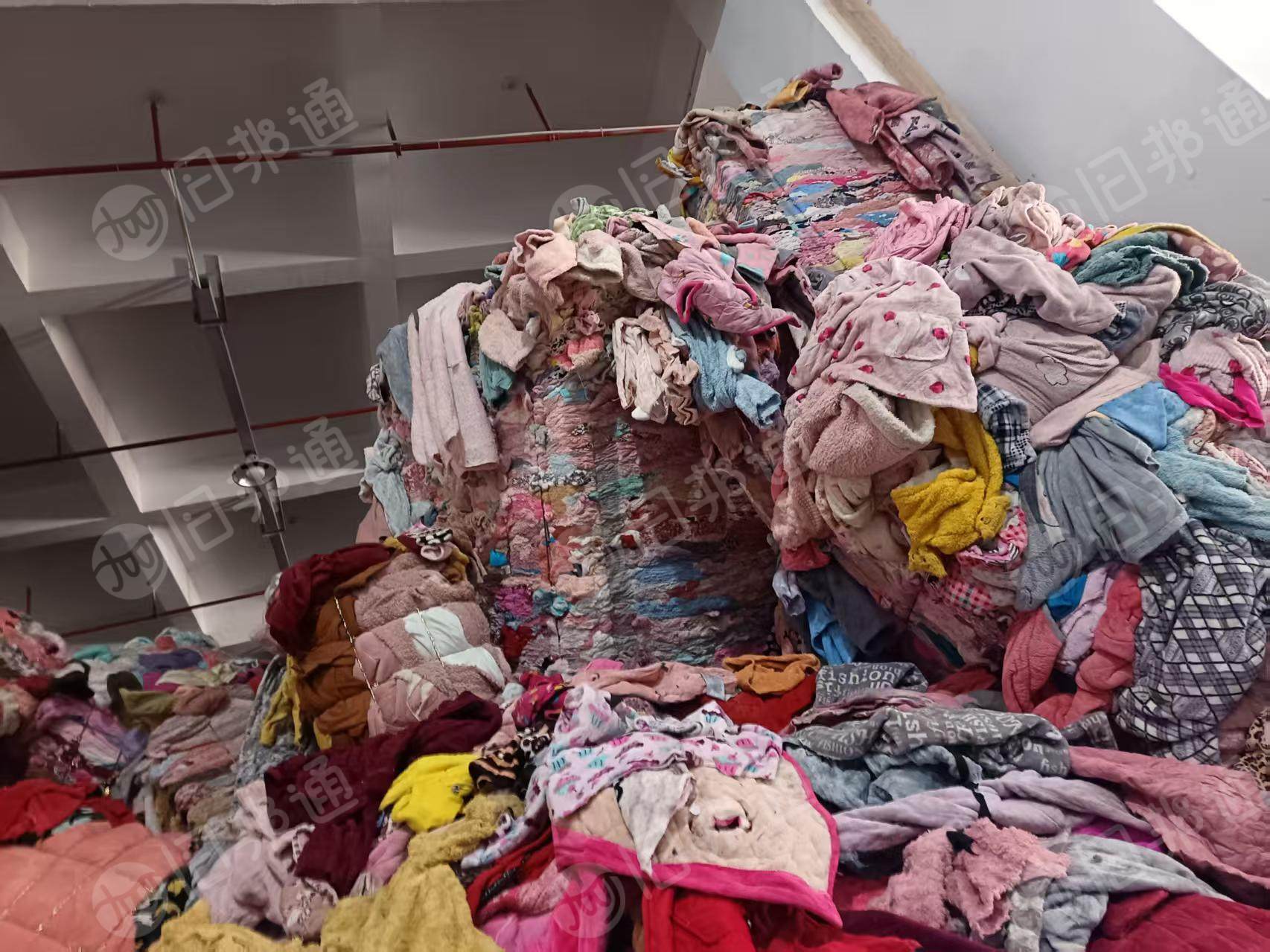 出售剪好的涤纶睡衣统货，毛绒睡衣，可以做泡料或者切片，现货有一两百吨，货在广东揭阳