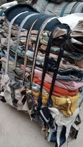 长期出售涤纶废布，窗帘废布，造粒布，货在河南平顶山