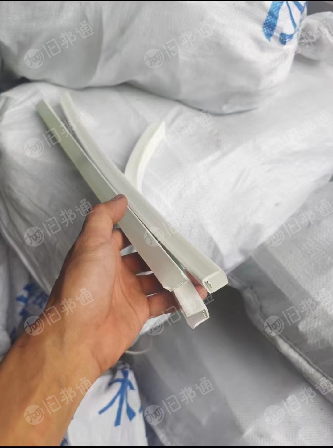 长期出售白色软质pvc灯带废料，现货30多吨