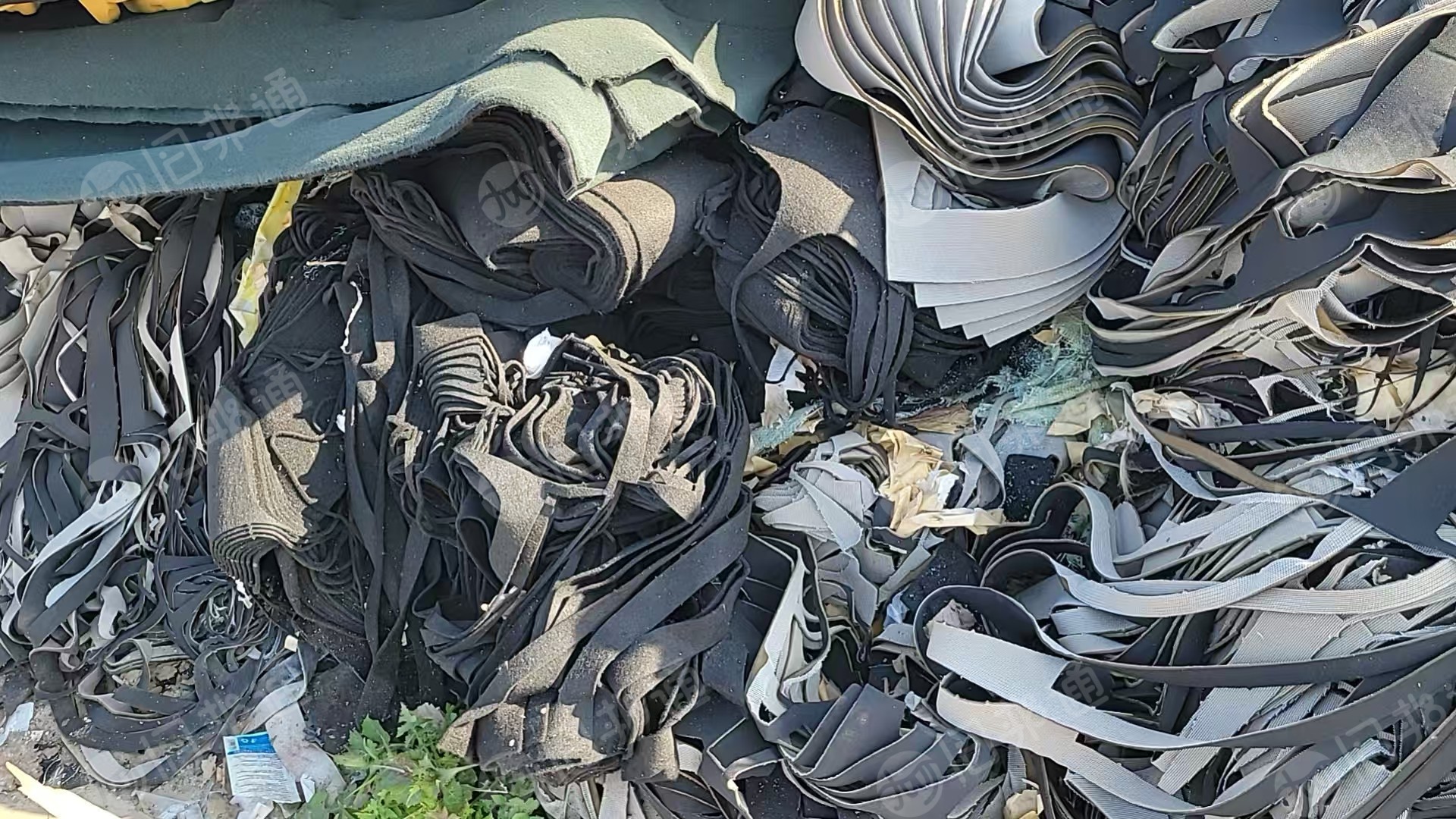 长期出售汽车座椅包覆厂下来的边角料，有毛料，布料，PVC皮革边料，这三种货合起来一个月有15吨