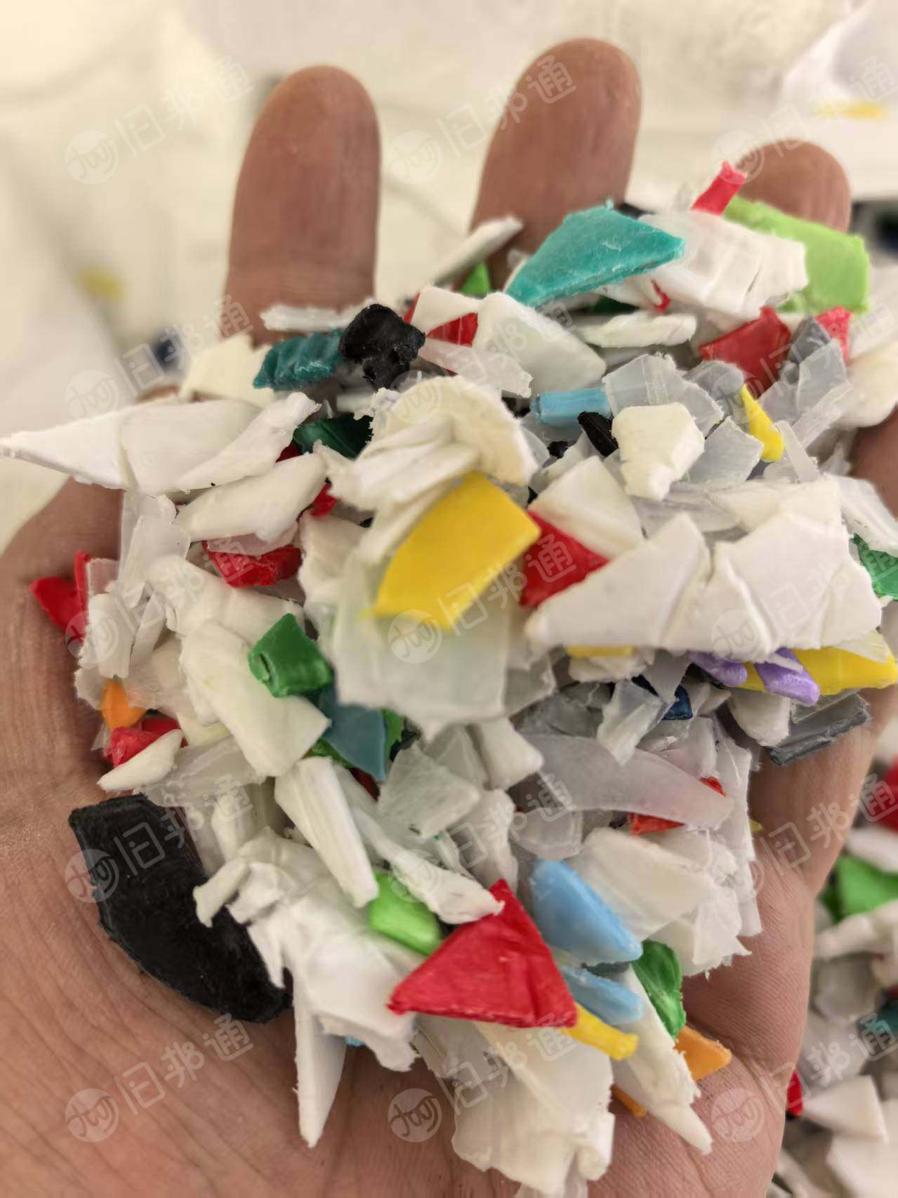 长期出售美缝胶管破碎料，杂色的，现货够车