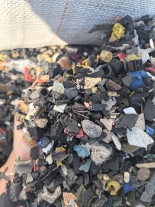 长期出售橡塑混合破碎料，炼油用