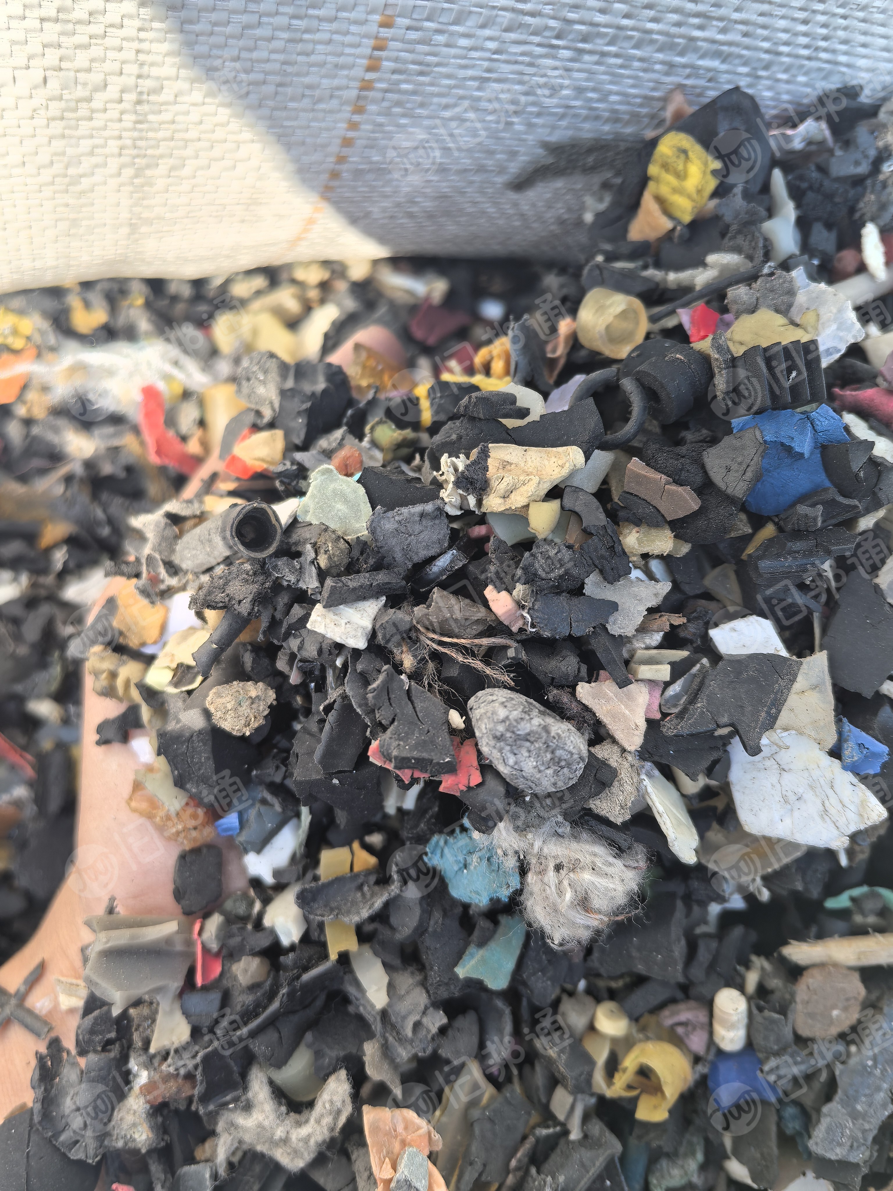 长期出售橡塑混合破碎料，炼油用