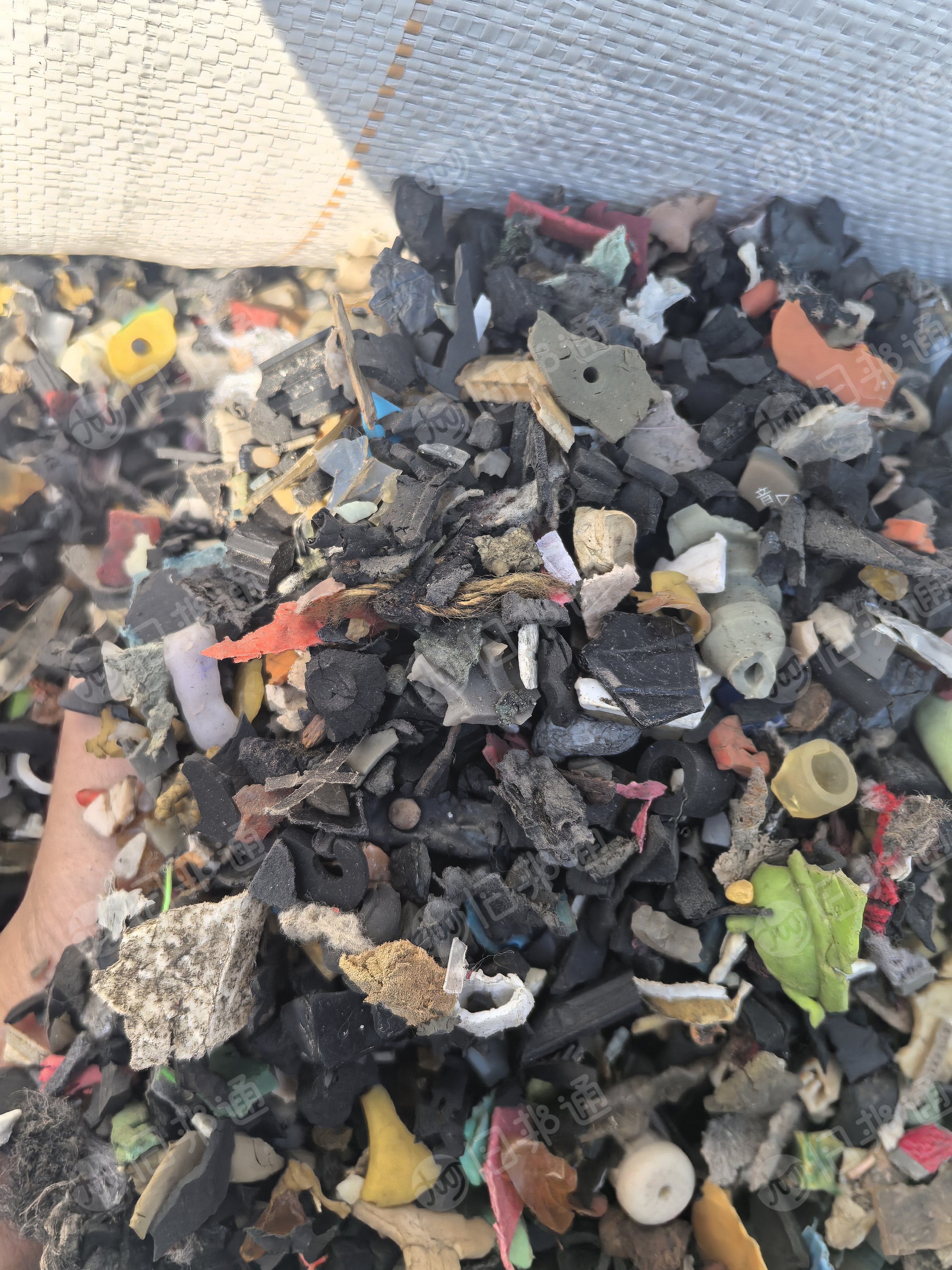 长期出售橡塑混合破碎料，炼油用