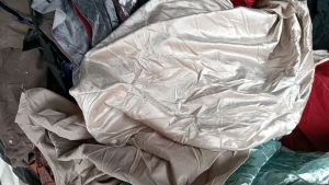 出售氨纶废布，氨纶造粒布，氨纶废布统货，现货有50吨左右，货在浙江杭州