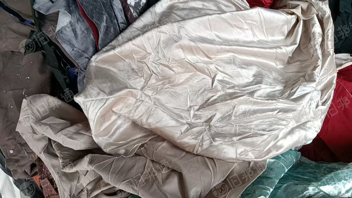 出售氨纶废布，氨纶造粒布，氨纶废布统货，现货有50吨左右，货在浙江杭州