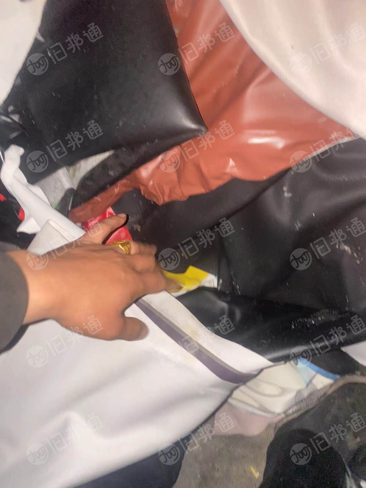 长期出售环保pvc汽车革边角料，汽车革边角料，是厂里下来的，现货70吨