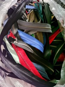 出售铜拉链，现货十几个包，一包50条左右