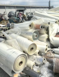 出售PET胶水膜废料，现货五六吨