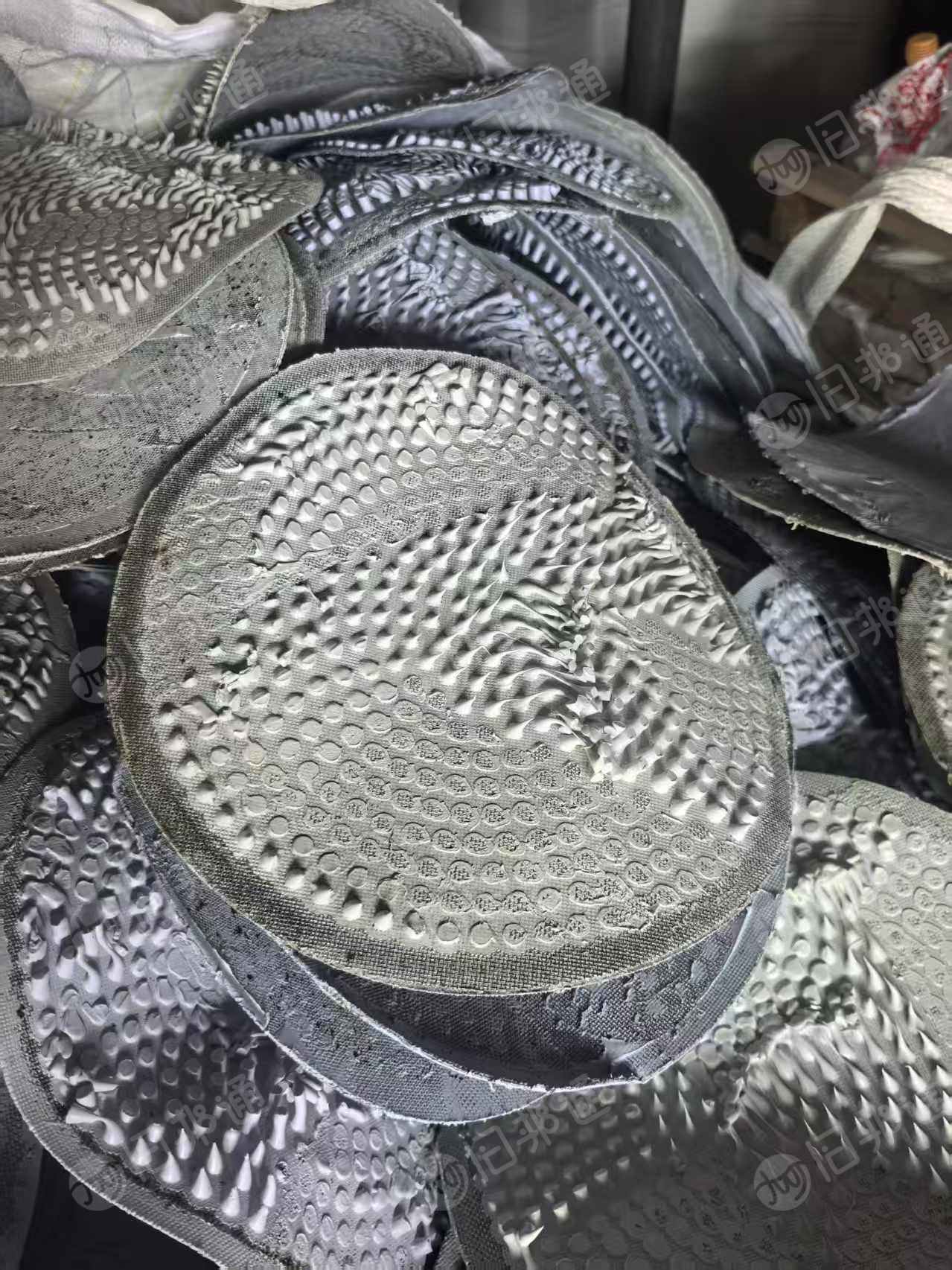 出售中性PVC过滤网片破碎料，有新料破碎料的，也有杂料，可造粒货直接上机