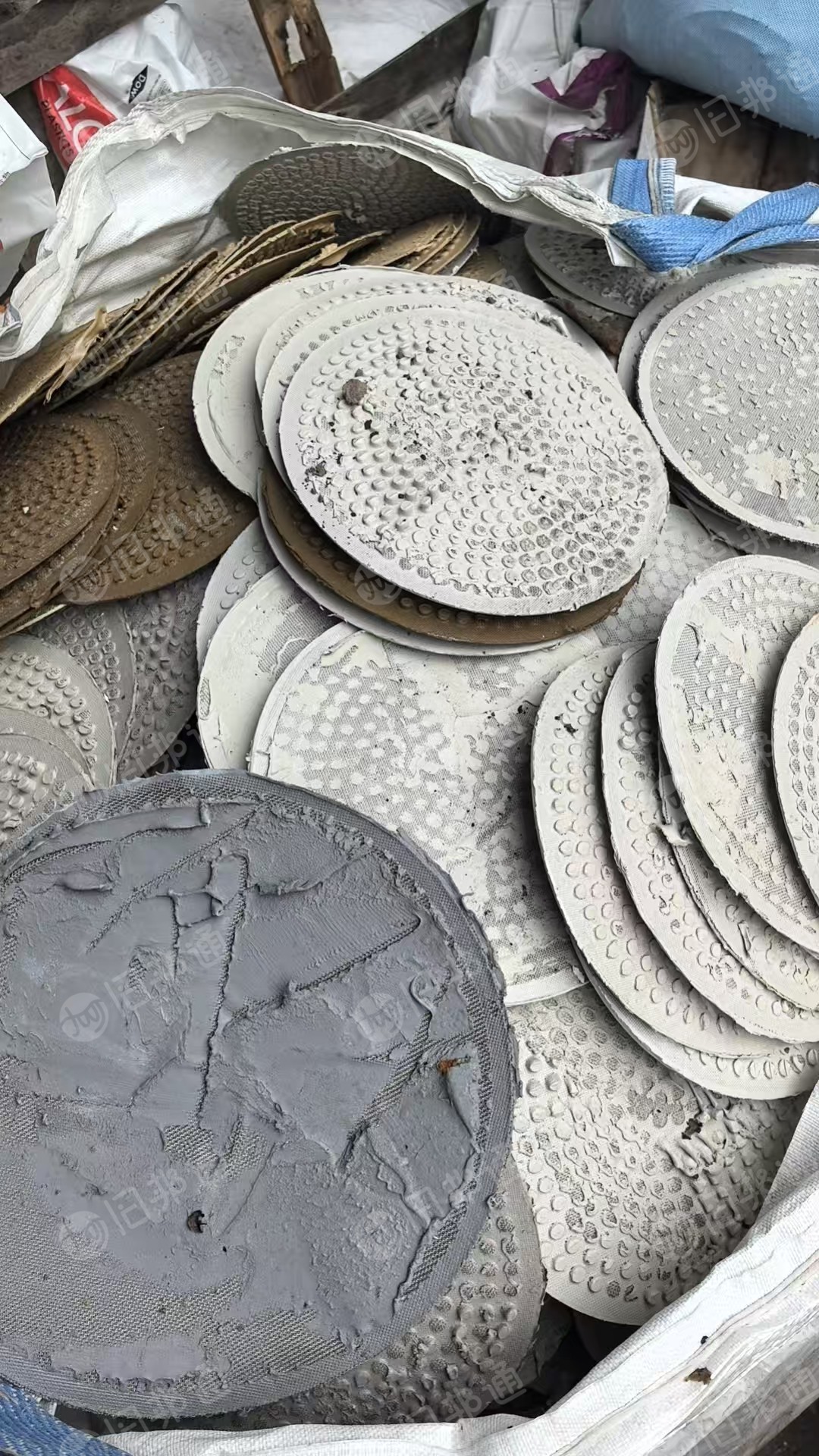 出售中性PVC过滤网片破碎料，有新料破碎料的，也有杂料，可造粒货直接上机