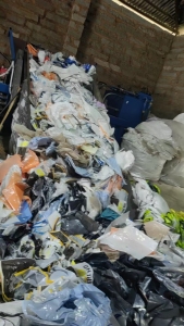 长期出售PE快递袋废料，高压服装袋废料，现货30吨