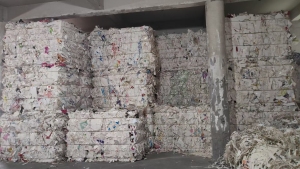 长期出售白卡纸，花卡纸边角料，带膜和无膜都有