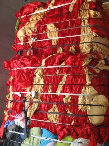 本厂长期求购涤纶废布，涤纶睡衣，涤纶毛毛头，涤纶碎布，要求纯涤纶，月需500吨