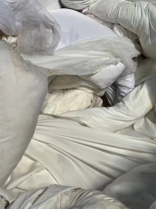 长期求购白色涤纶废布、涤纶毡边等，造粒用。