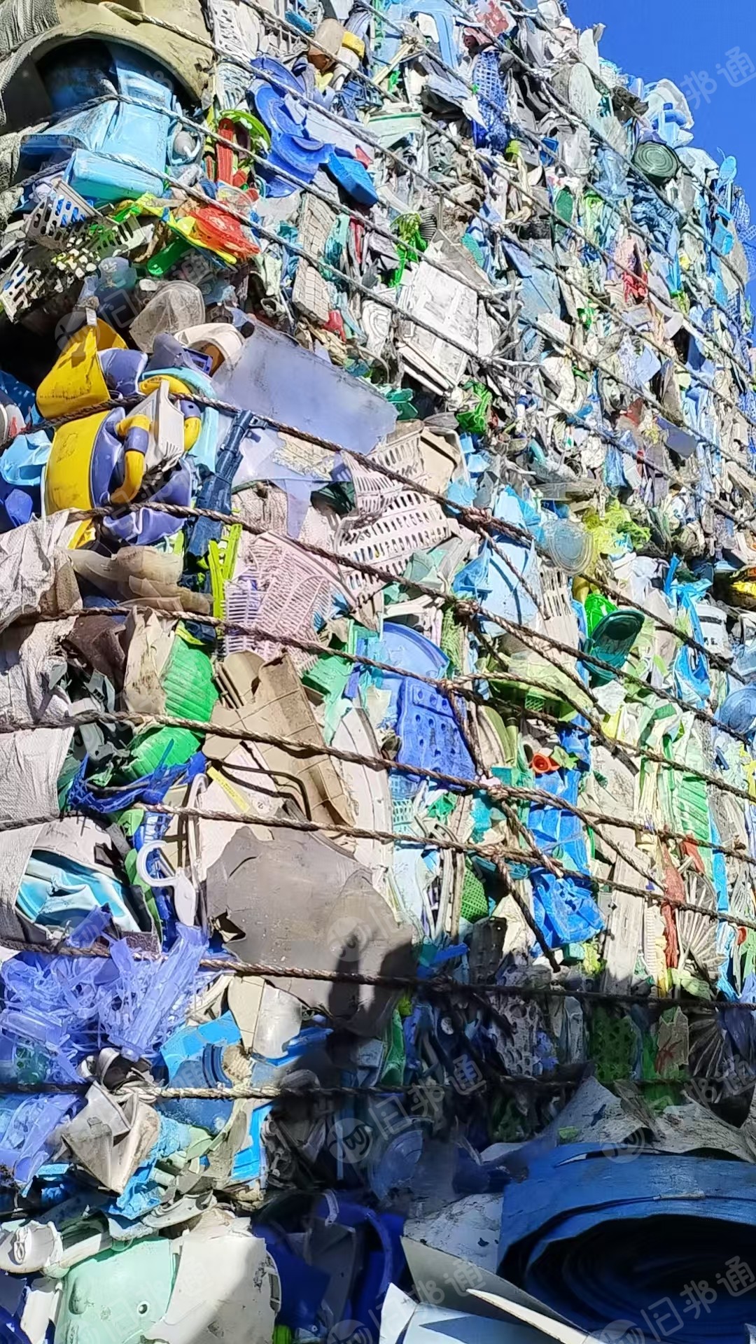 出售分色丙压块,红蓝丙压块,白丙压块,涂料桶压块,餐盒压块