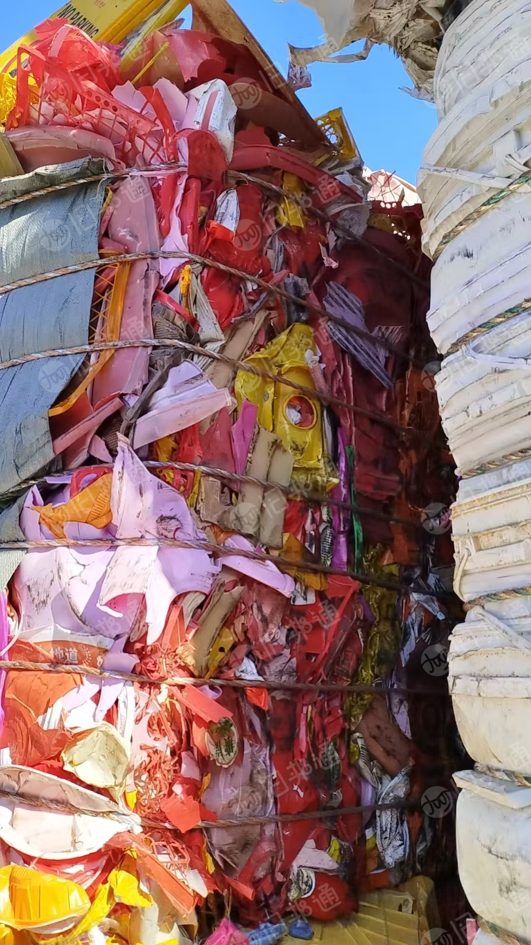 出售分色丙压块,红蓝丙压块,白丙压块,涂料桶压块,餐盒压块