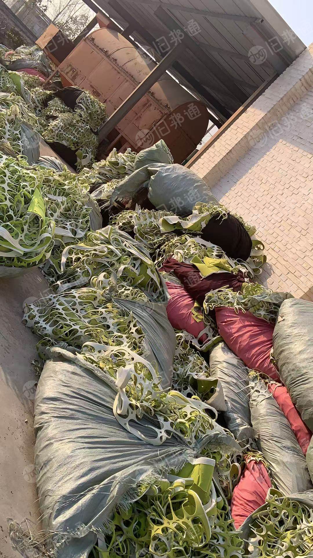 长期出售鞋垫厂下来的海绵边角料，发泡海绵，都是有带布料的，没有压包，现货有6-7吨