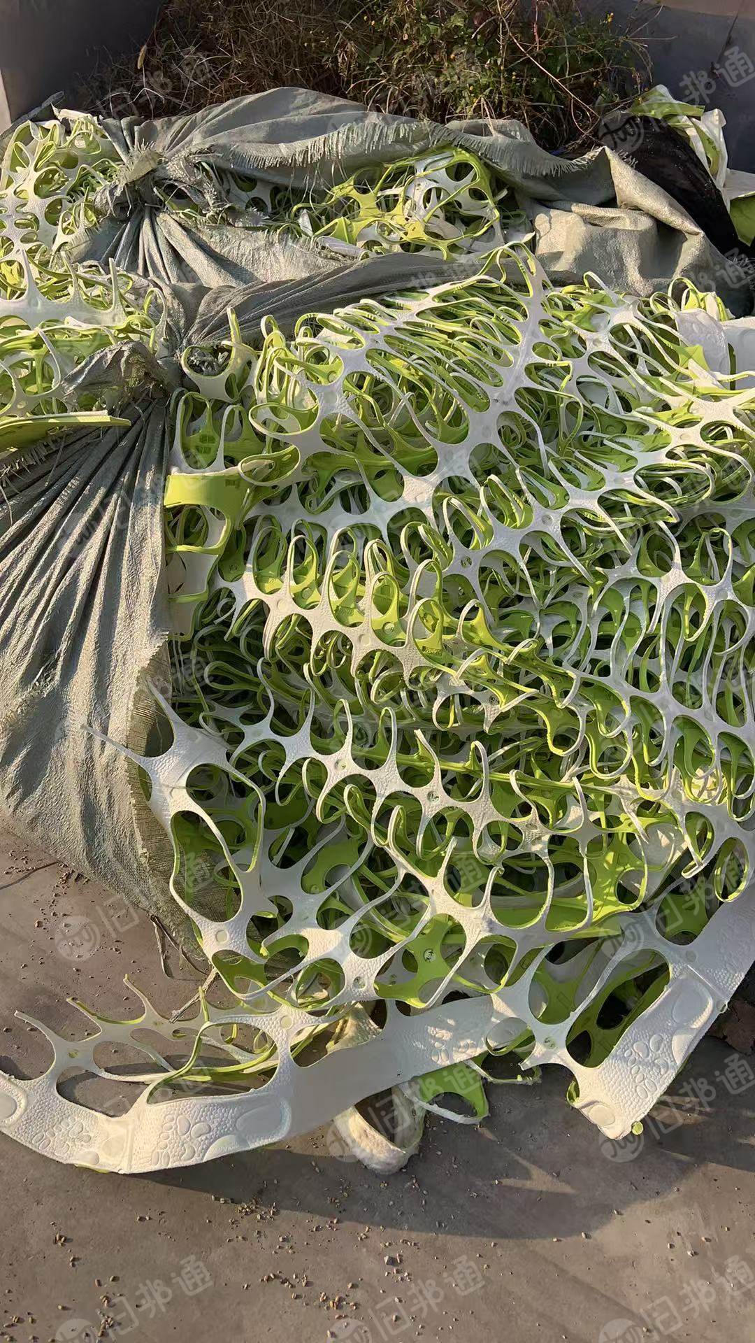 长期出售鞋垫厂下来的海绵边角料，发泡海绵，都是有带布料的，没有压包，现货有6-7吨