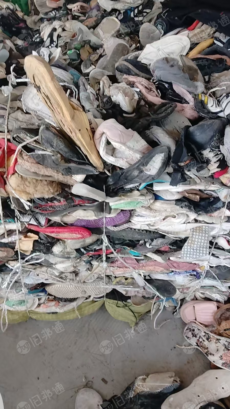 长期出售黑料，燃烧料，分拣厂的下来的旧衣服黑料还有扒鞋底的鞋帮，月供100吨左右，都有压包