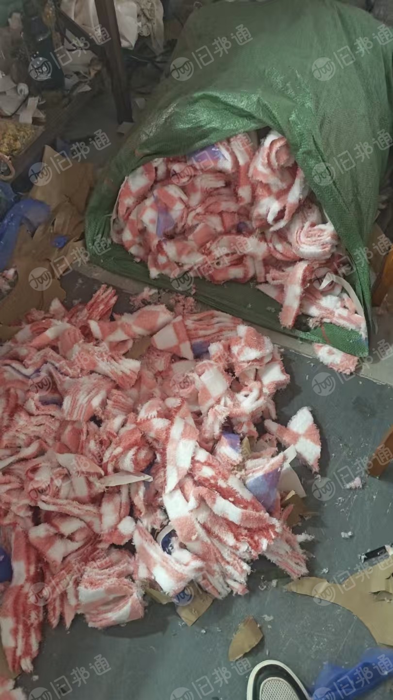 长期出售希音厂下来的服装废布，边角料，90%涤纶，都是可以拉丝的，会有一点纸，月供100吨