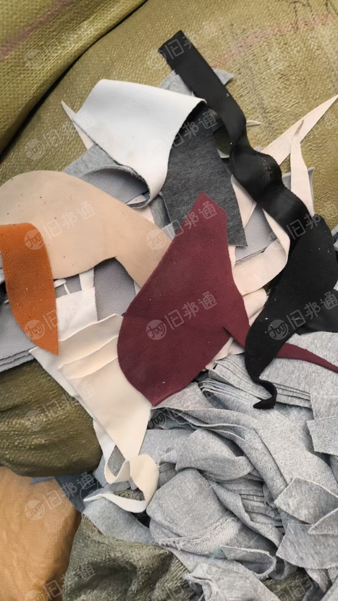 出售一批涤棉废布统货，服装厂下来的，现货有8-9吨，在山东枣庄