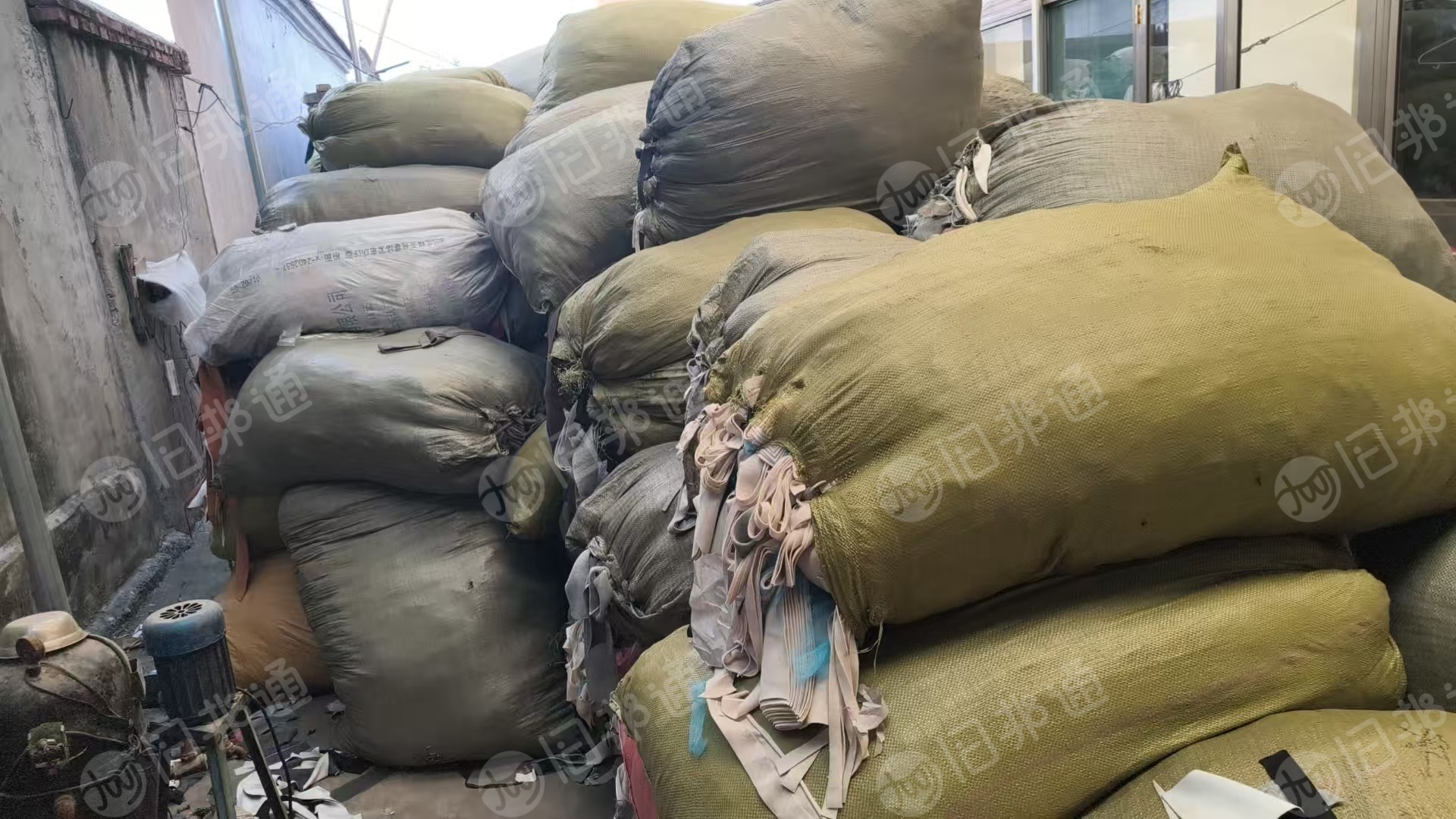 出售一批涤棉废布统货，服装厂下来的，现货有8-9吨，在山东枣庄