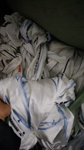 长期出售做丝巾下来的涤纶边角料，涤纶废布，纯涤纶不带浆，现货十几吨