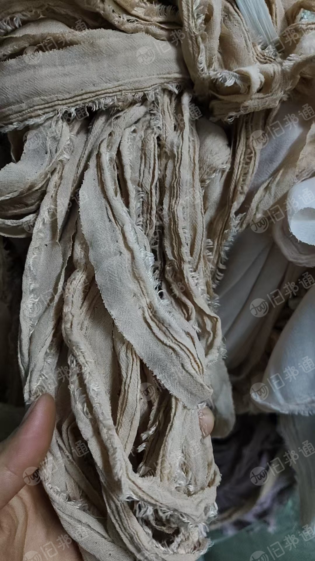 长期出售做丝巾下来的涤纶边角料，涤纶废布，纯涤纶不带浆，现货十几吨