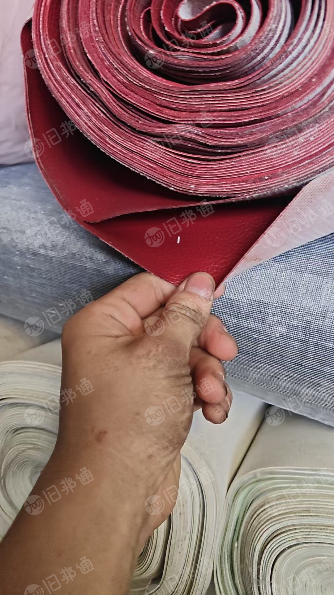 长期出售库存皮革，红色pvc皮革，现货两三吨