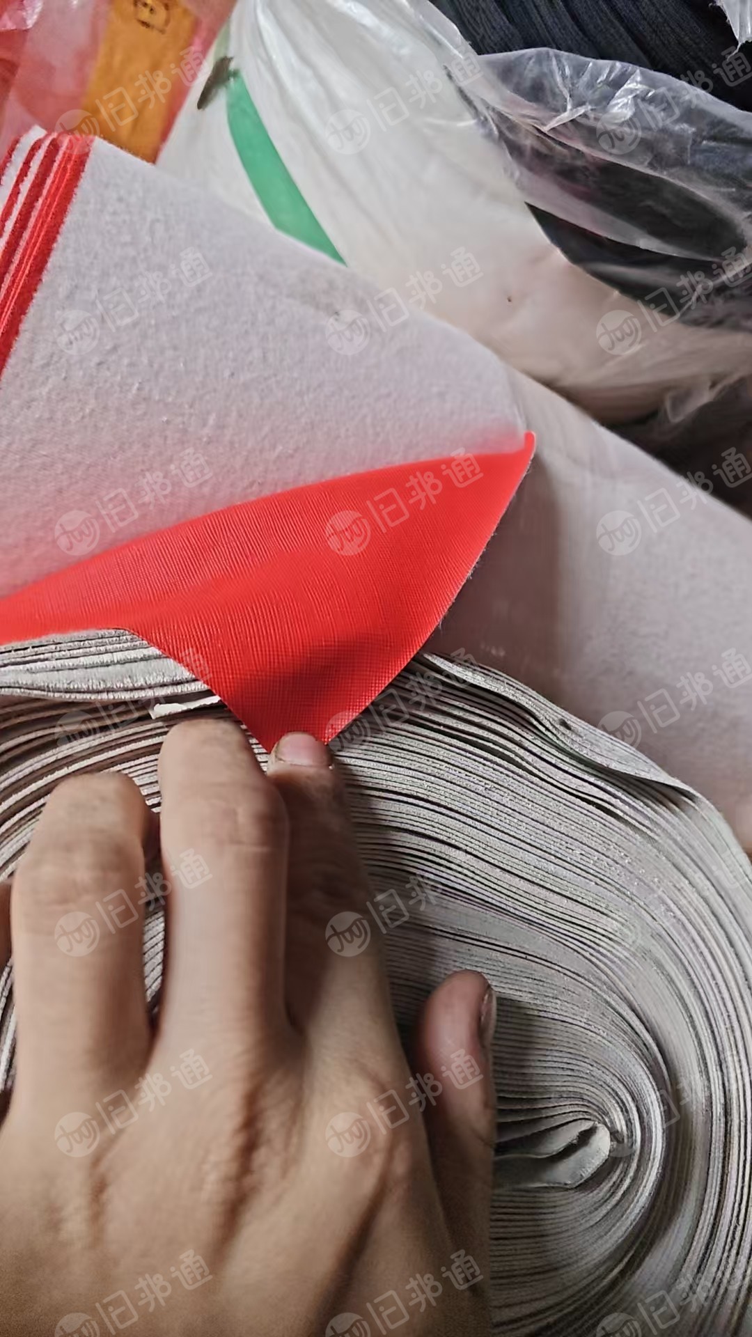 长期出售库存皮革，红色pvc皮革，现货两三吨