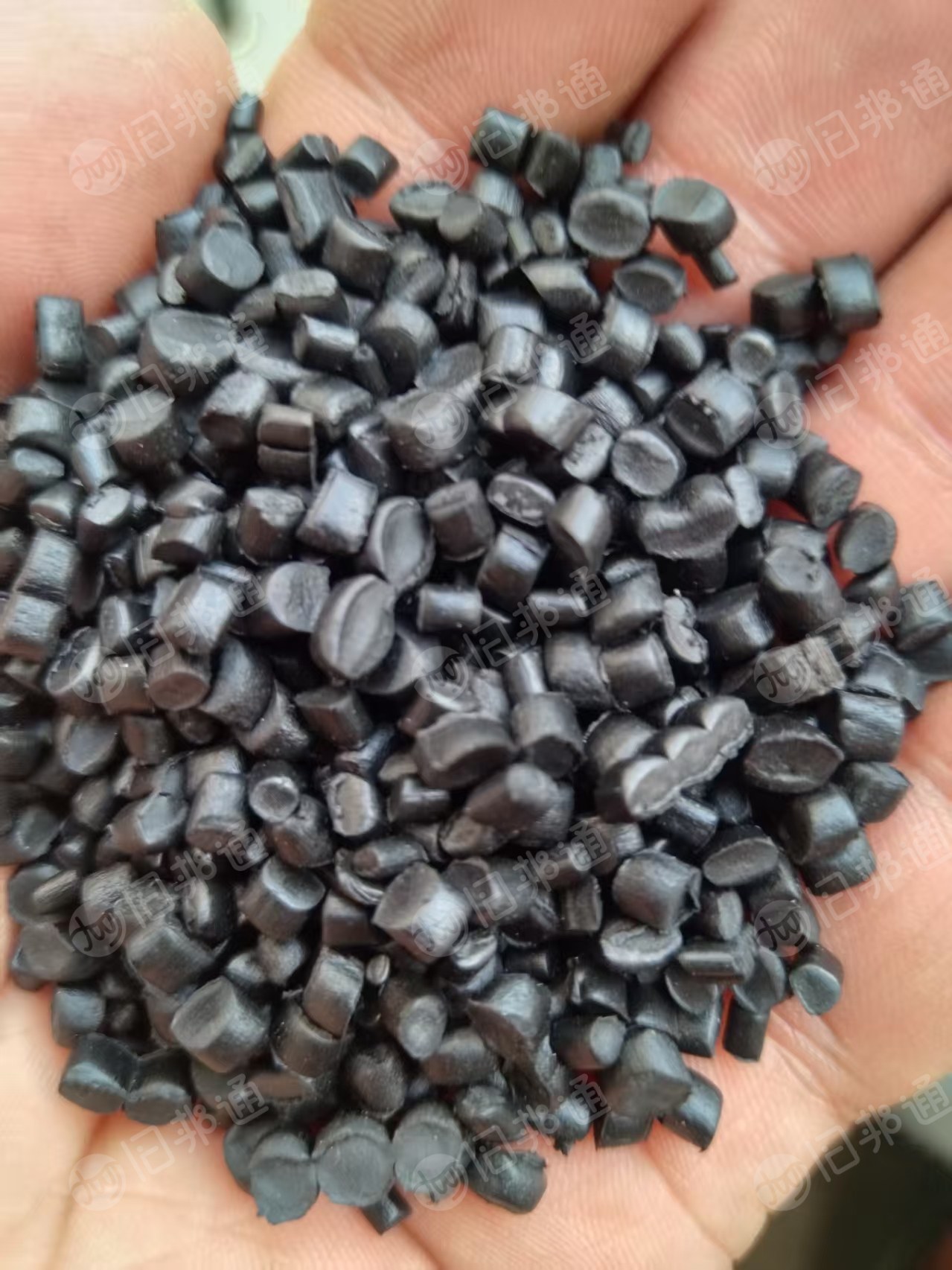 黑色高低压混合颗粒料质偏软，用途广，高压新料含胶。