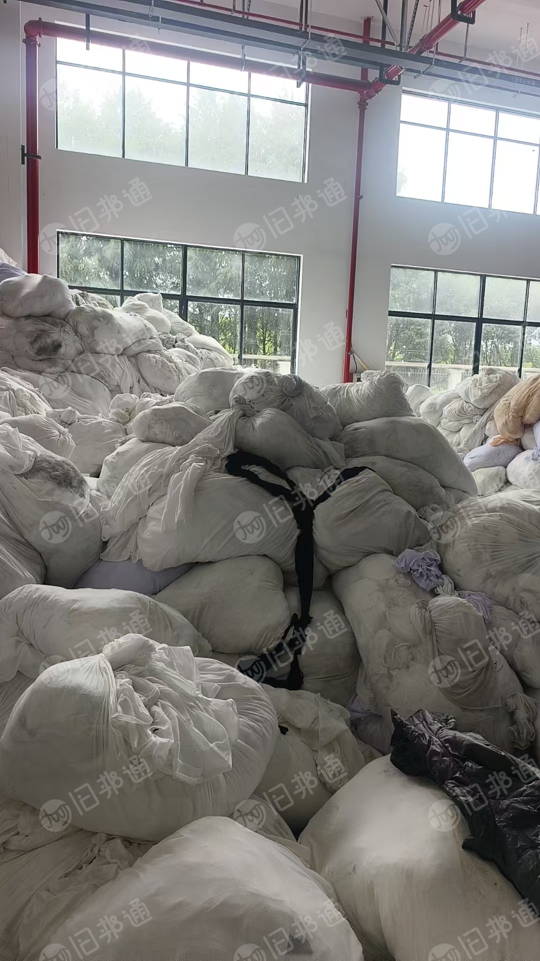 长期出售服装厂下来的涤纶废布，涤纶边角料，涤纶大布块，有白色，黑色的，都分拣好了，现货三十吨