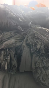 长期出售服装厂下来的涤纶废布，涤纶边角料，涤纶大布块，有白色，黑色的，都分拣好了，现货三十吨