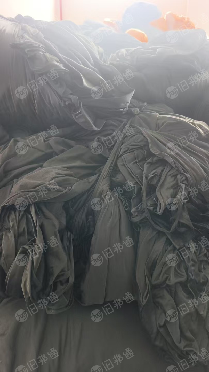 长期出售服装厂下来的涤纶废布，涤纶边角料，涤纶大布块，有白色，黑色的，都分拣好了，现货三十吨