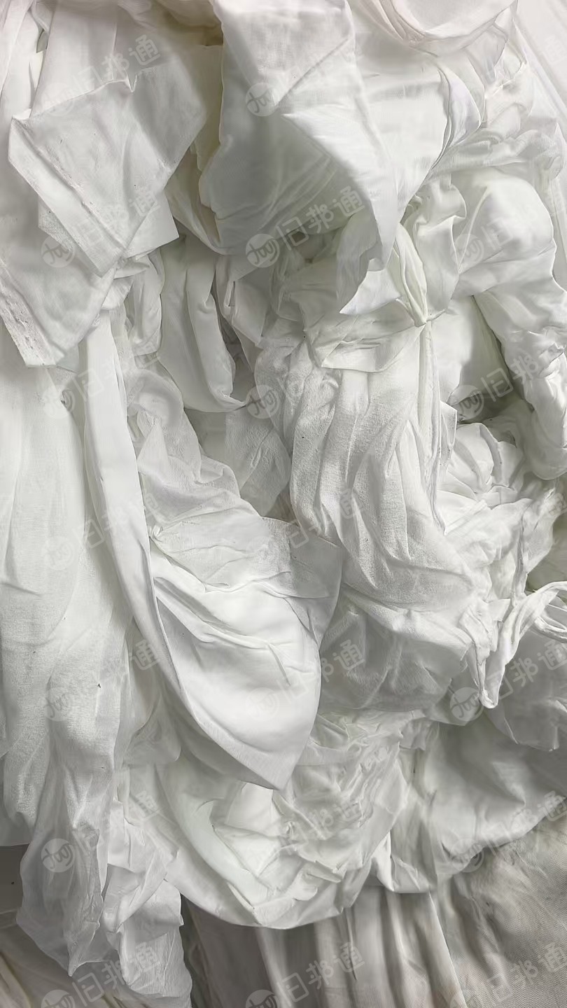 长期出售服装厂下来的涤纶废布，涤纶边角料，涤纶大布块，有白色，黑色的，都分拣好了，现货三十吨