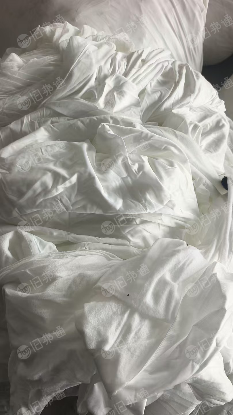 长期出售服装厂下来的涤纶废布，涤纶边角料，涤纶大布块，有白色，黑色的，都分拣好了，现货三十吨